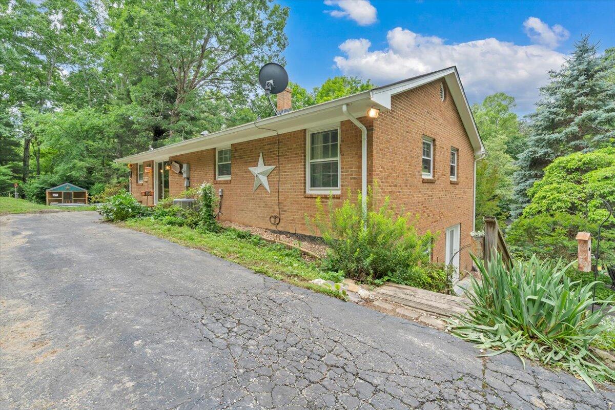 811 Arcadia RD