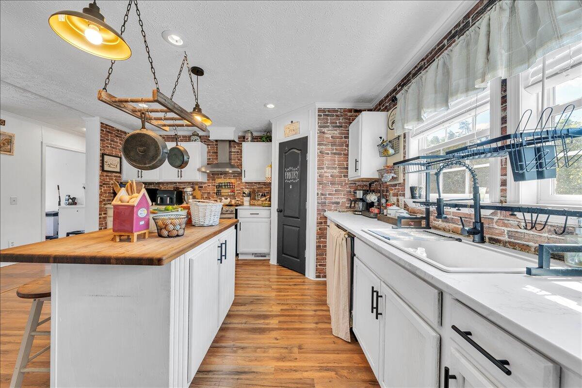 833 Gravel Hill RD