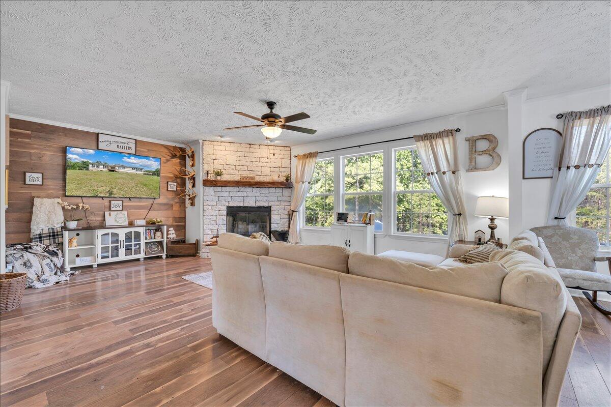 833 Gravel Hill RD