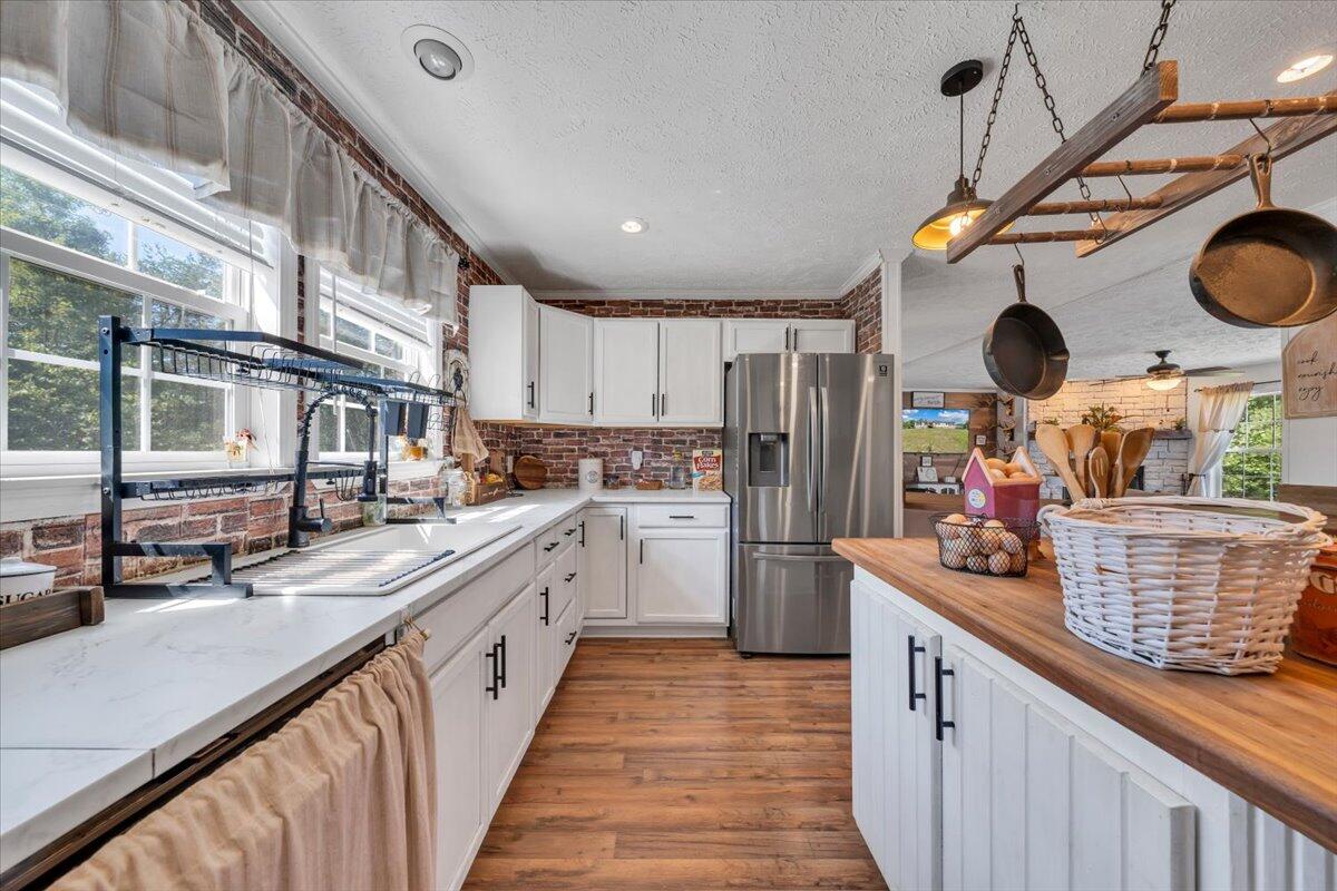 833 Gravel Hill RD