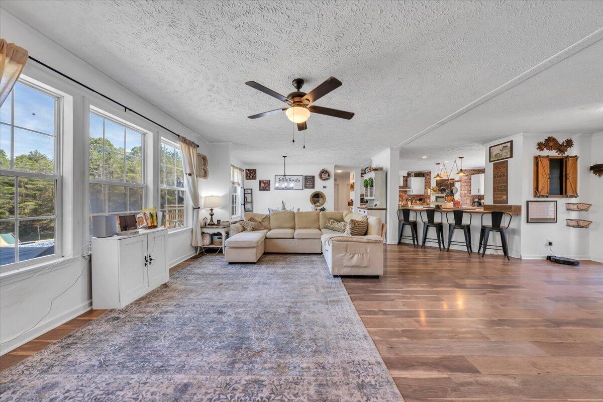 833 Gravel Hill RD