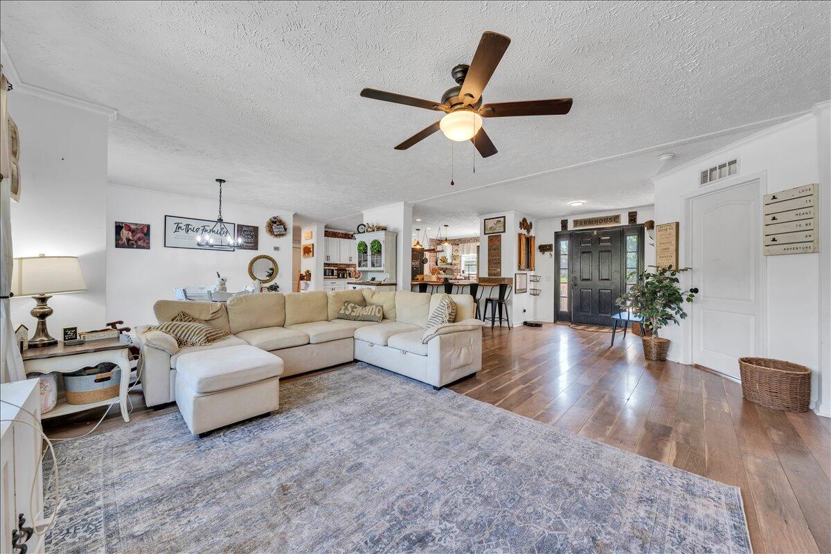 833 Gravel Hill RD