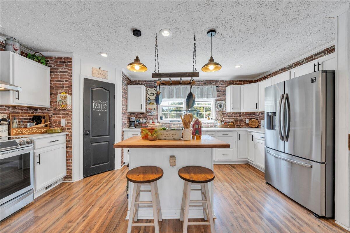 833 Gravel Hill RD