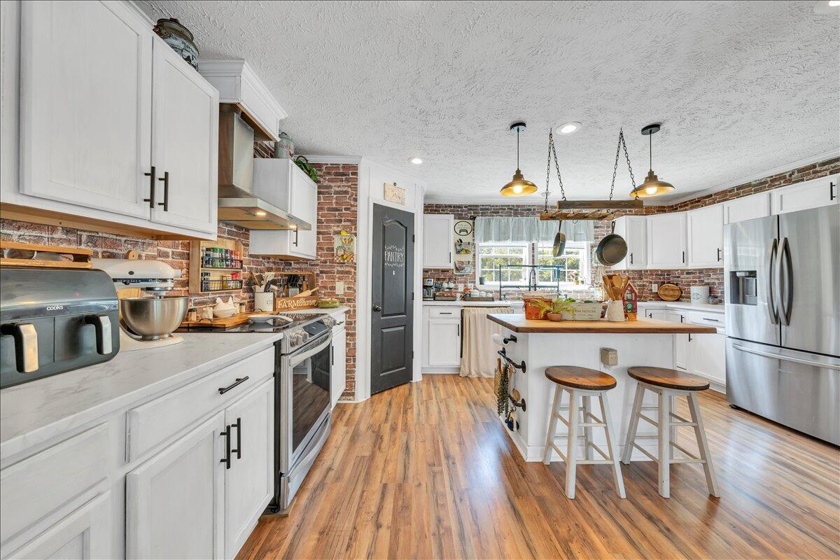 833 Gravel Hill RD