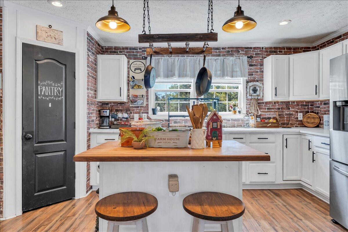 833 Gravel Hill RD