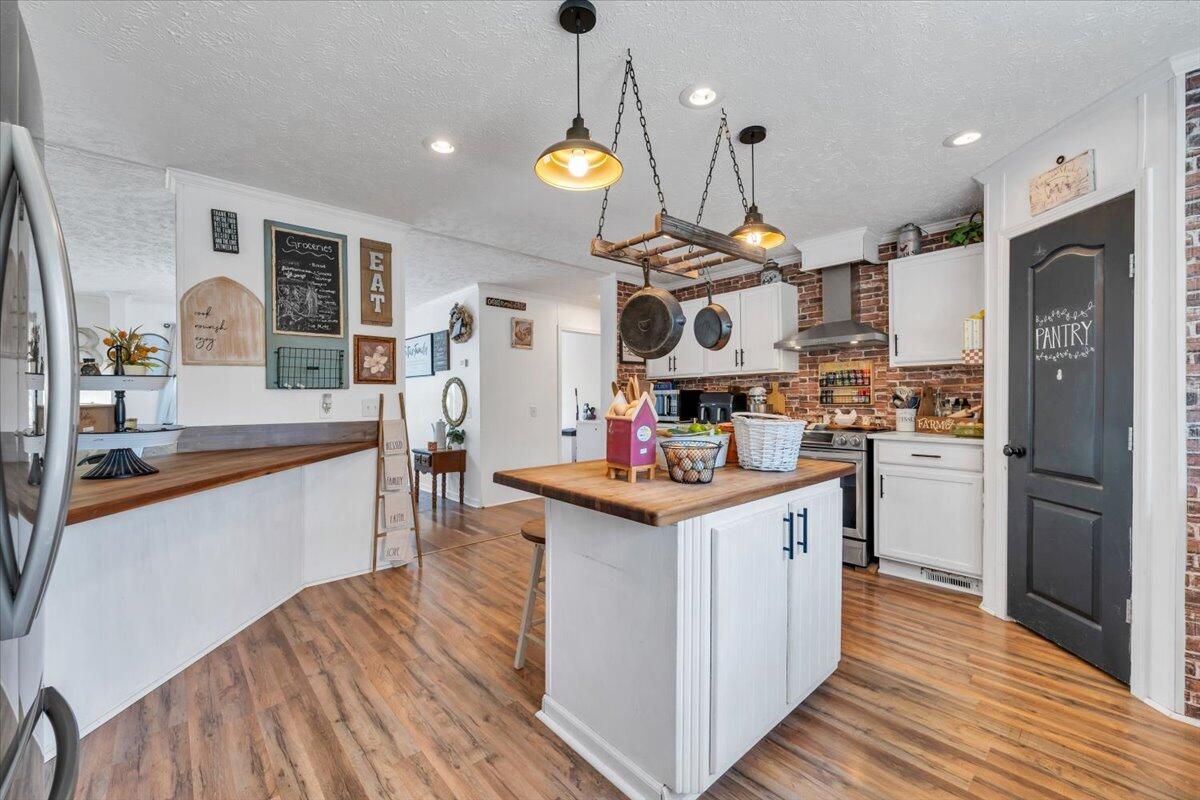 833 Gravel Hill RD