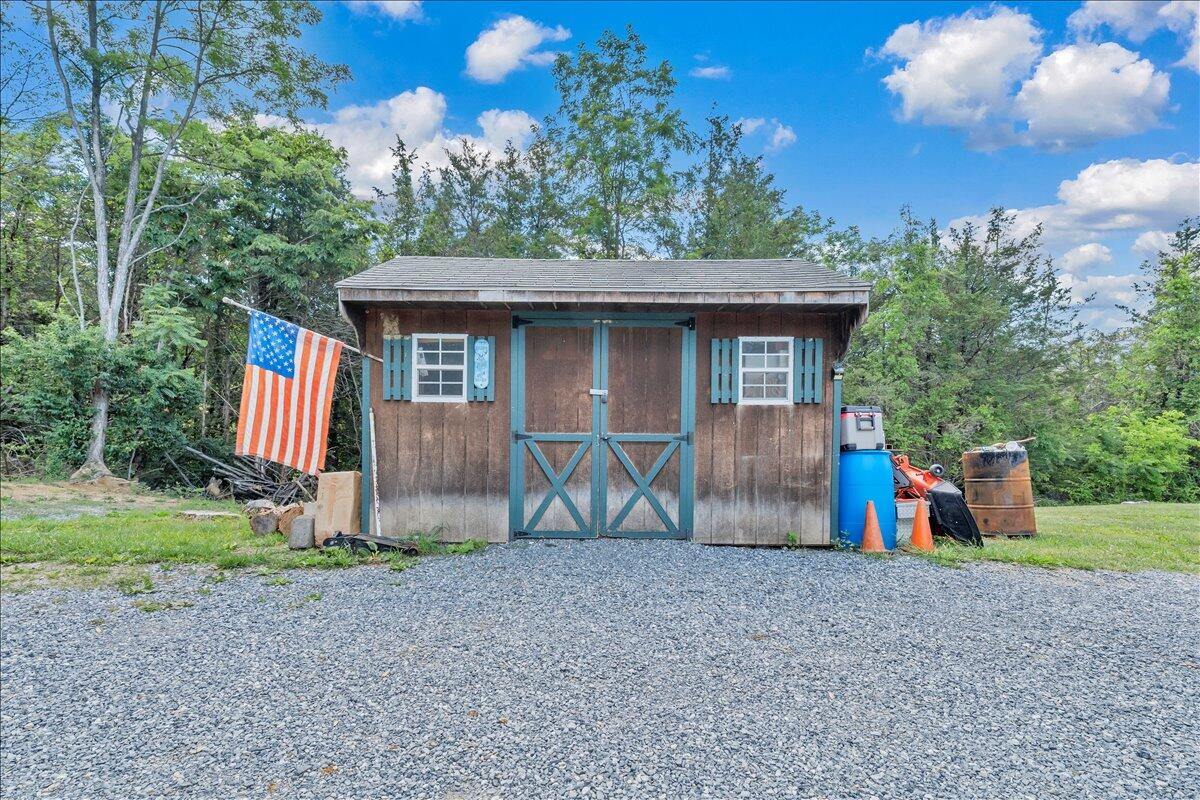 833 Gravel Hill RD