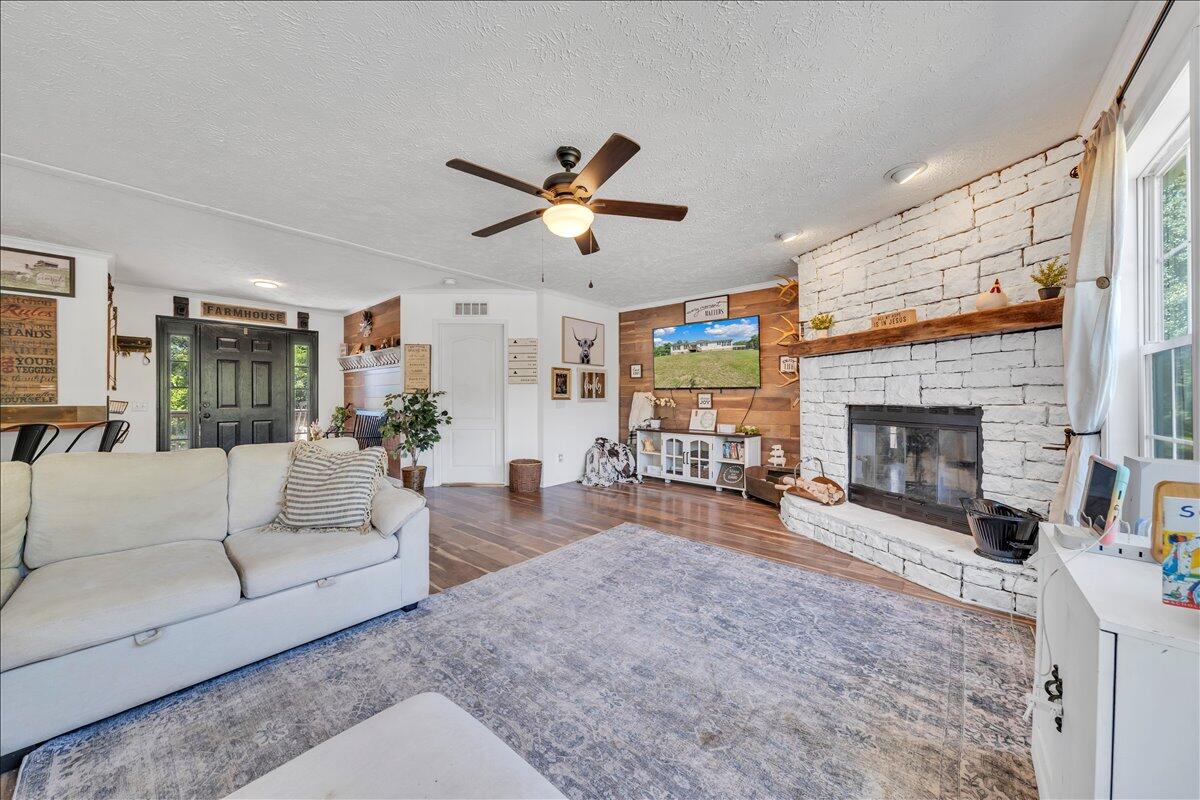 833 Gravel Hill RD