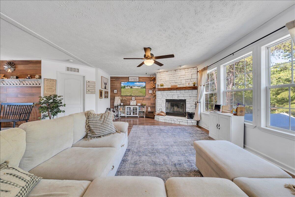 833 Gravel Hill RD
