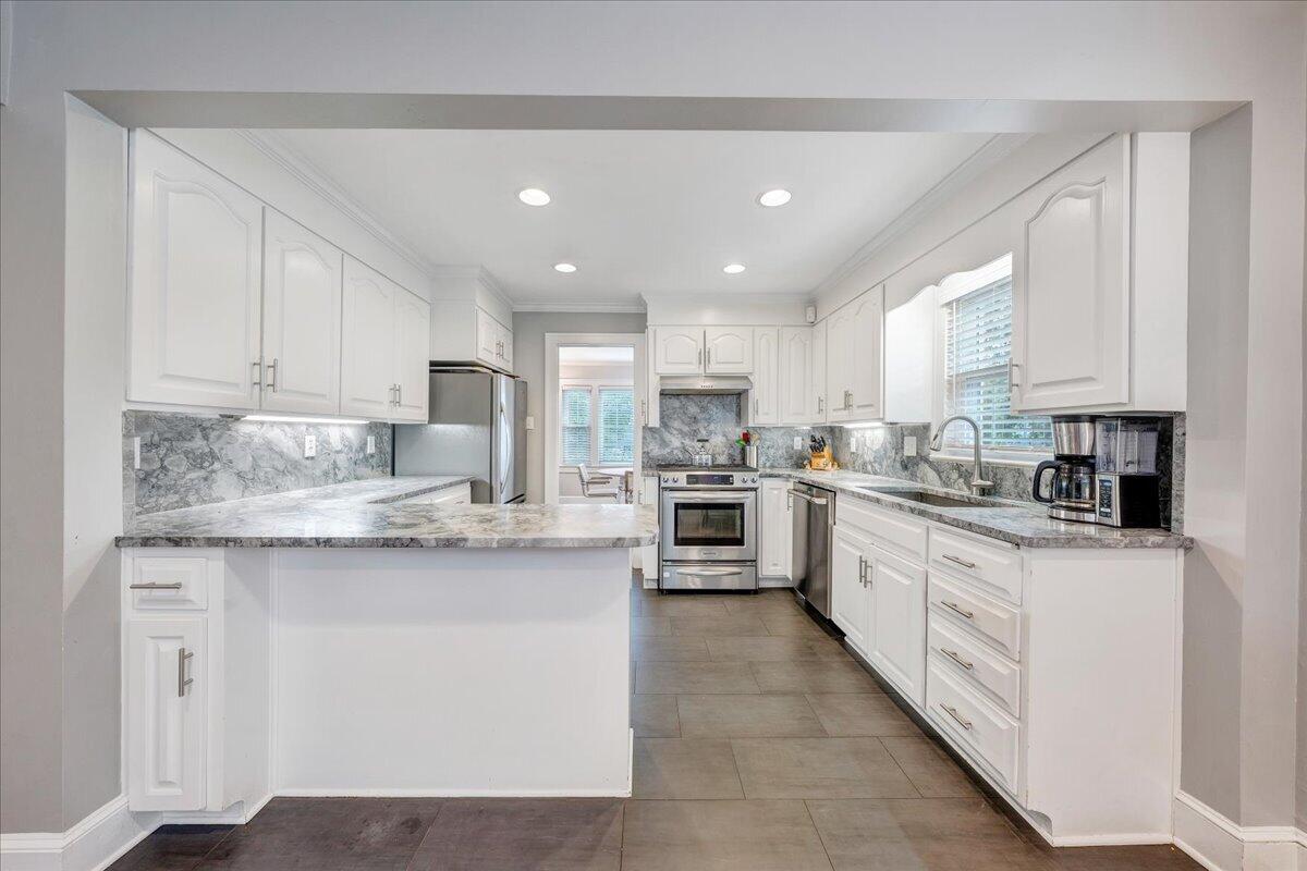 27 Hawthorn RD