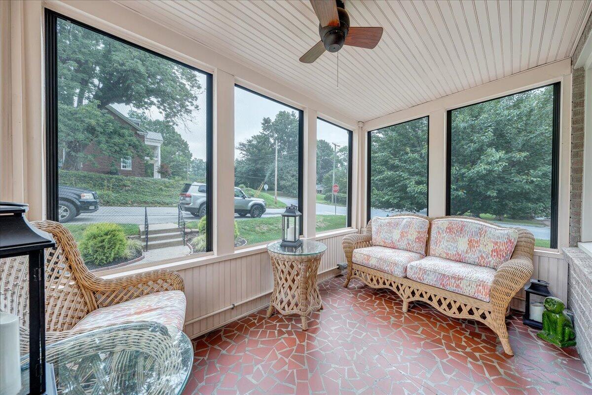 27 Hawthorn RD