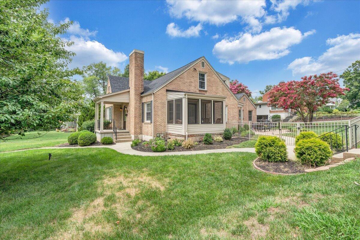27 Hawthorn RD