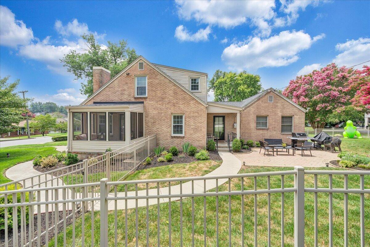 27 Hawthorn RD