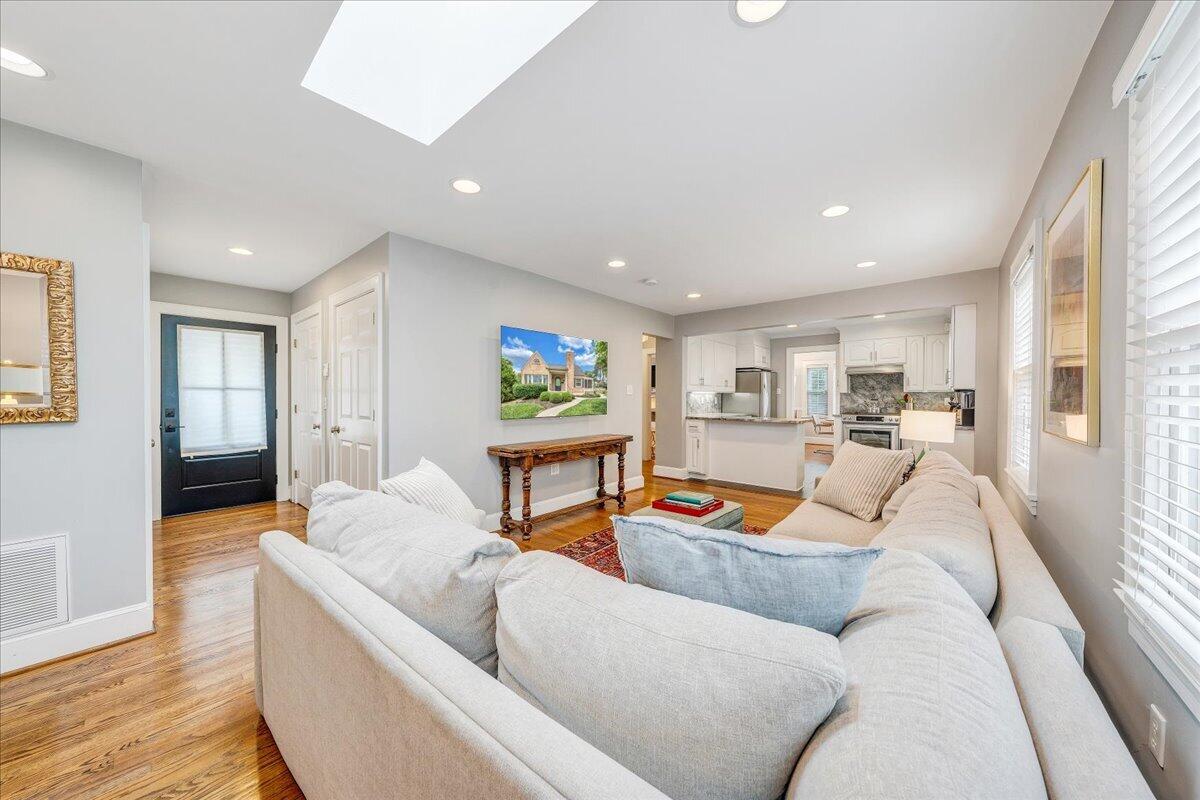 27 Hawthorn RD