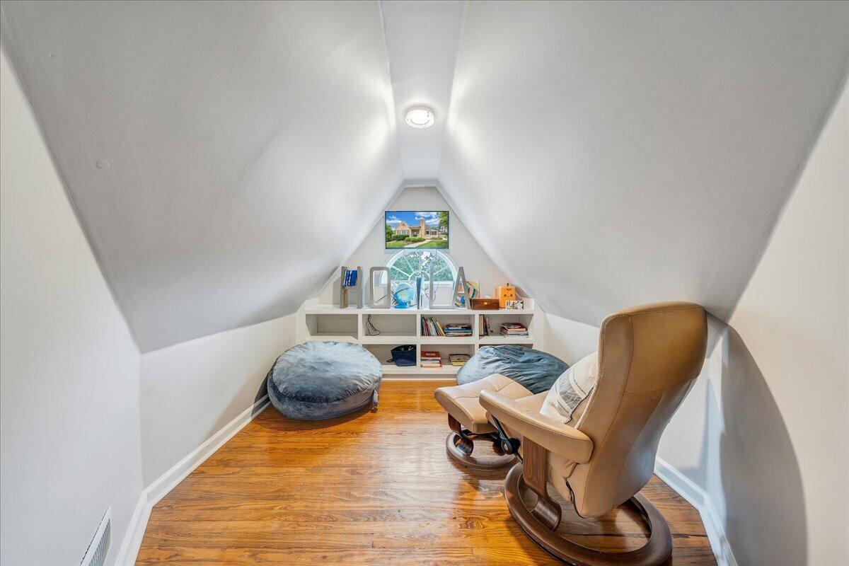 27 Hawthorn RD