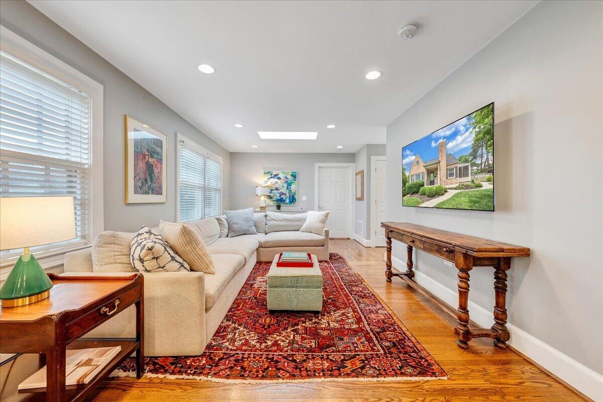 27 Hawthorn RD
