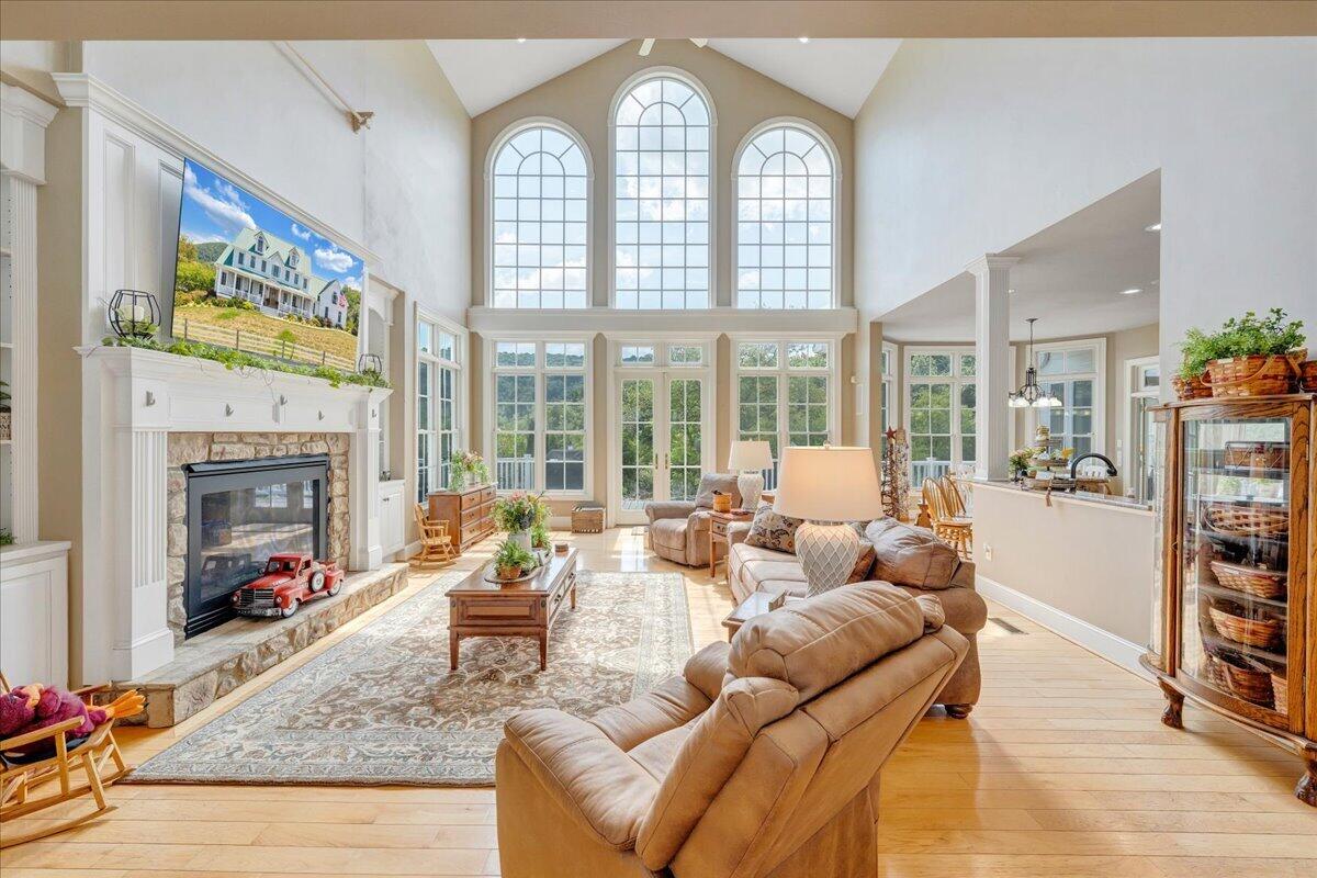 544 Pico RD