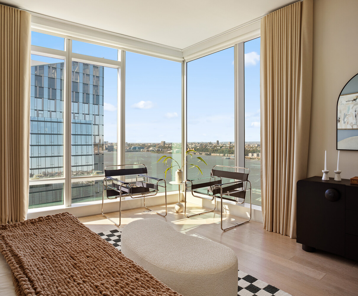 30 RIVERSIDE Boulevard 33A