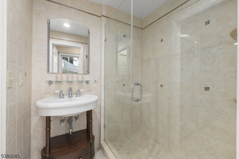 4 Meadowbrook Rd
