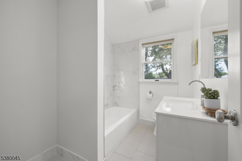 4 Meadowbrook Rd