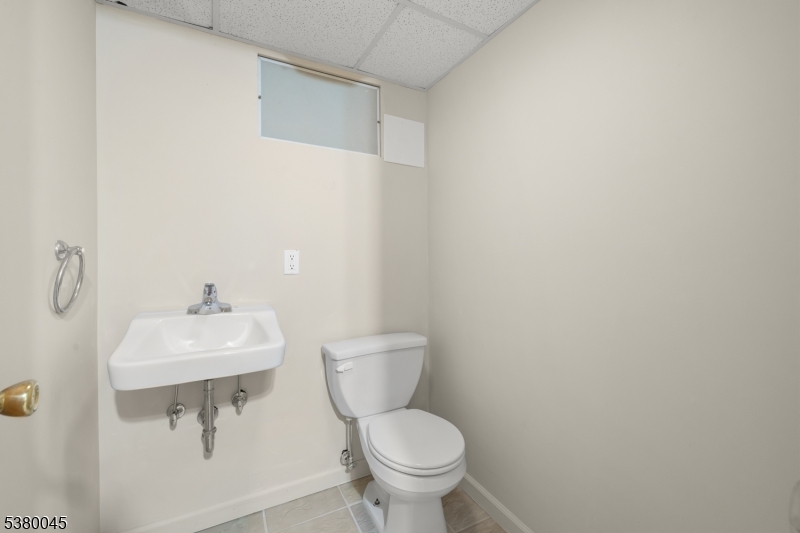 4 Meadowbrook Rd