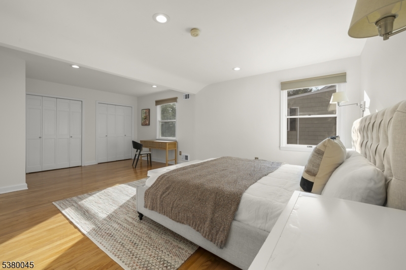 4 Meadowbrook Rd