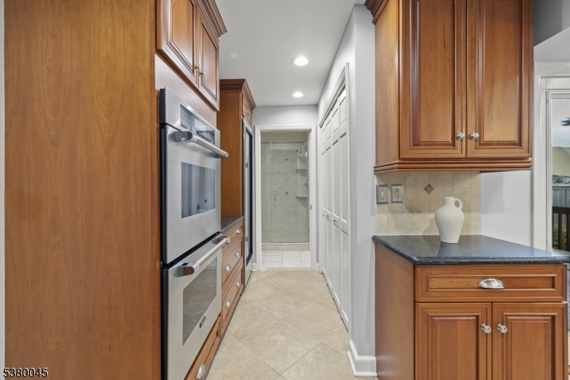 4 Meadowbrook Rd