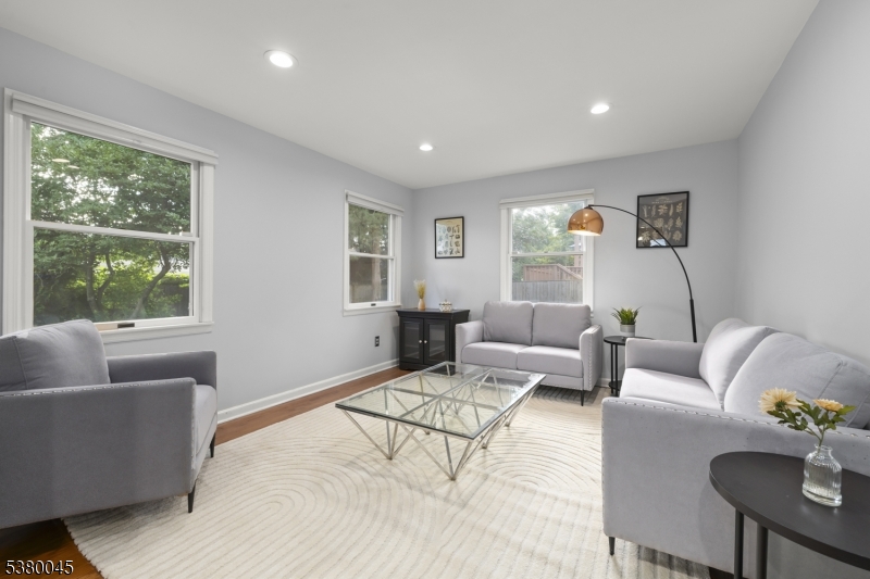 4 Meadowbrook Rd