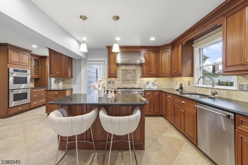 4 Meadowbrook Rd