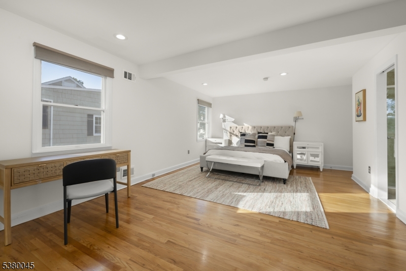 4 Meadowbrook Rd