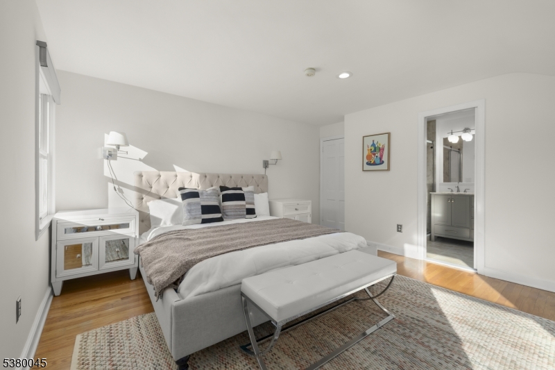 4 Meadowbrook Rd