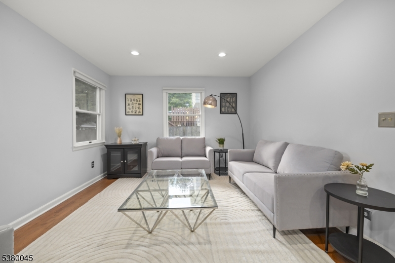 4 Meadowbrook Rd