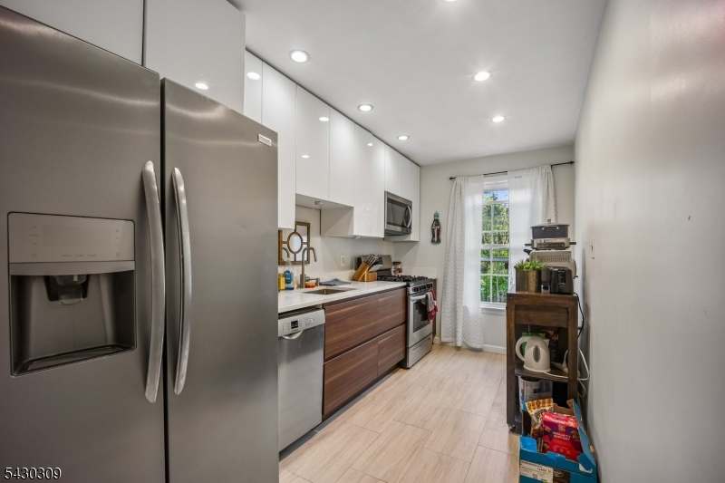 390 Morris Ave 8