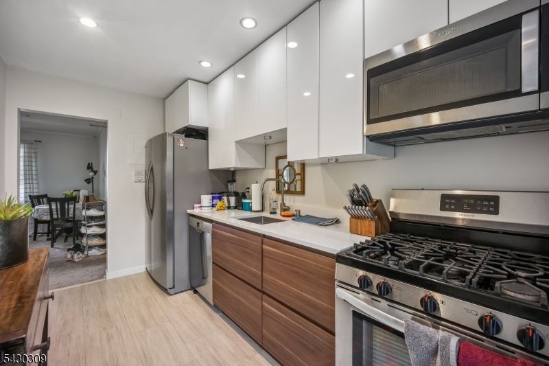 390 Morris Ave 8