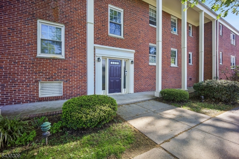 390 Morris Ave 8