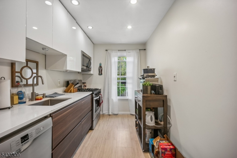 390 Morris Ave 8