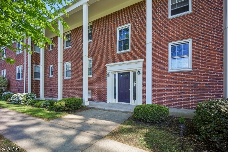 390 Morris Ave 8