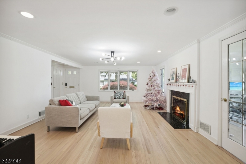 24 Thackeray Dr