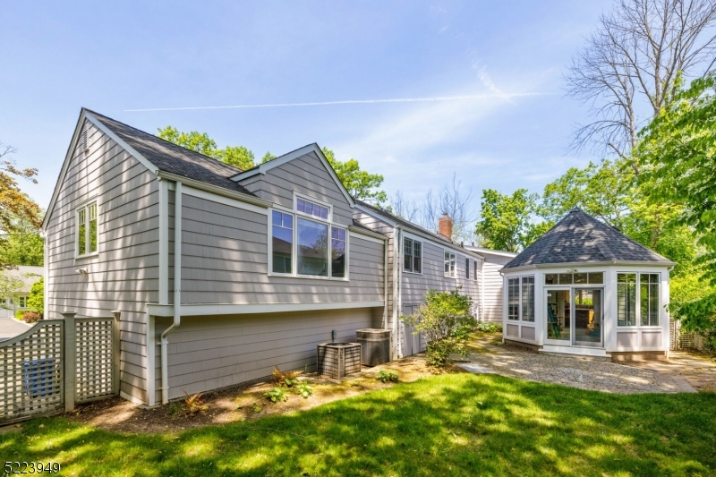 24 Thackeray Dr
