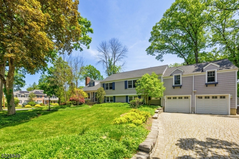 24 Thackeray Dr
