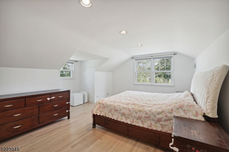 24 Thackeray Dr