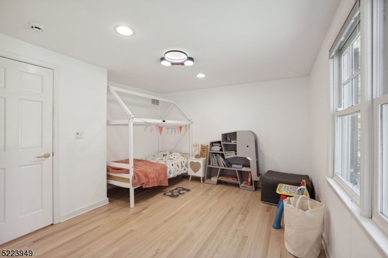 24 Thackeray Dr