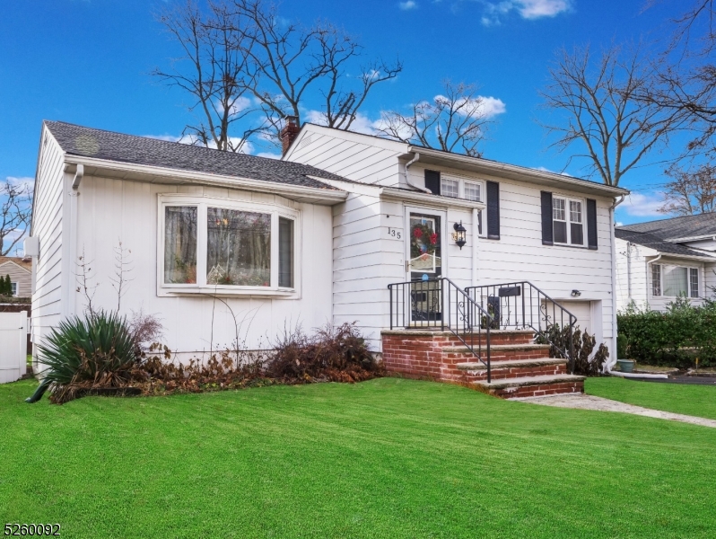 135 Hawthorne Ave