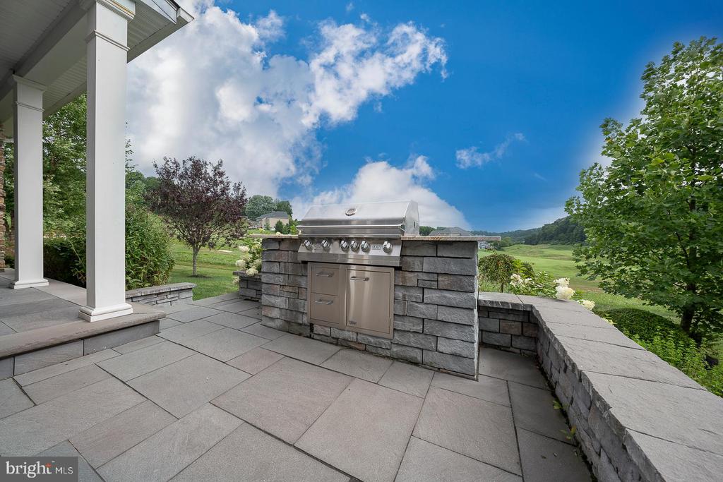615 Foothill Dr