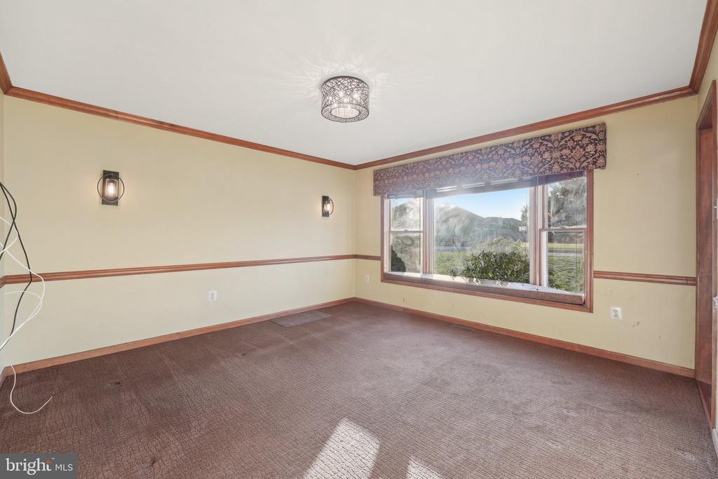 1832 Saxon Ln