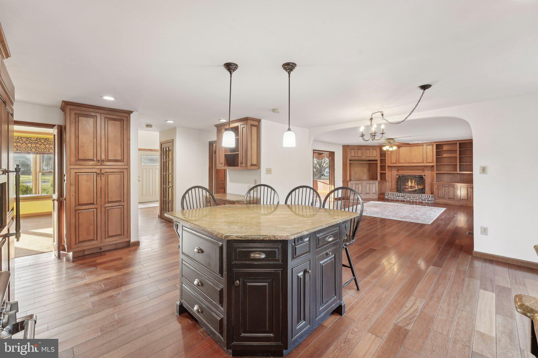 1832 Saxon Ln
