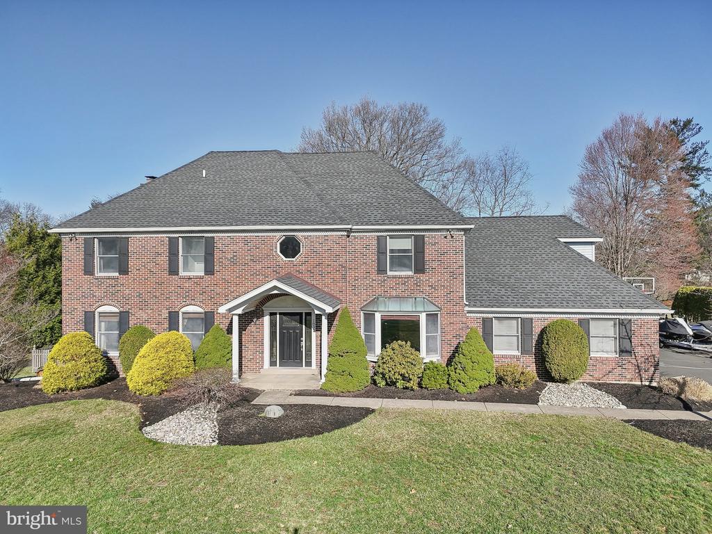 1832 Saxon Ln