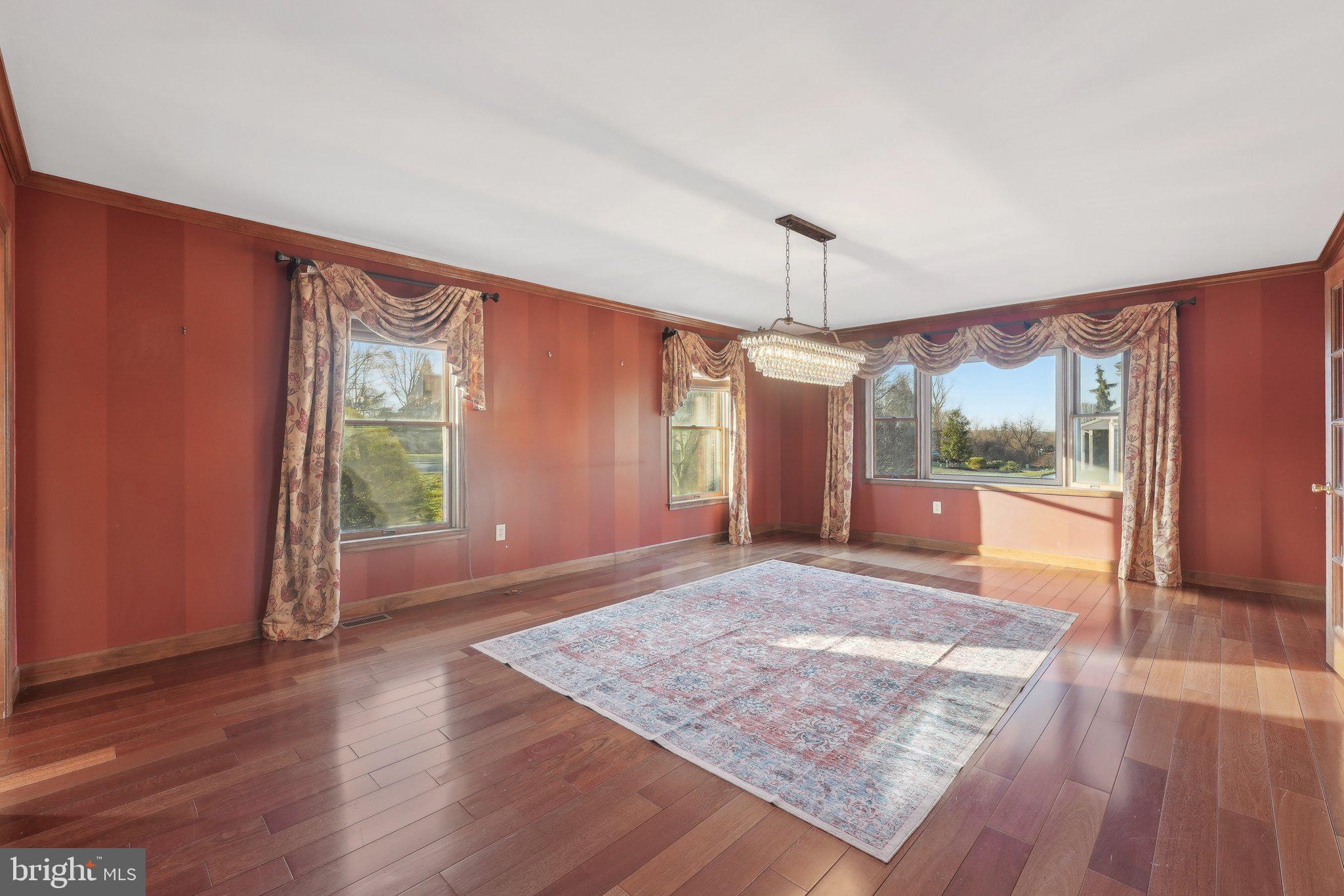 1832 Saxon Ln