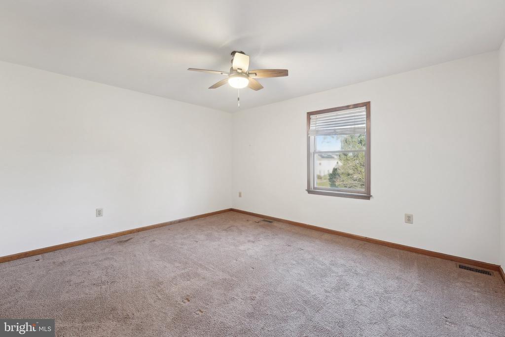1832 Saxon Ln