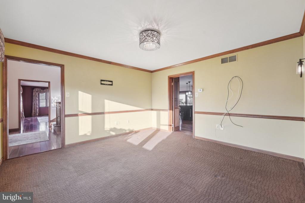 1832 Saxon Ln